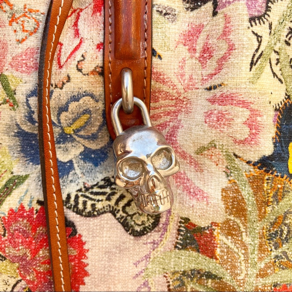 Alexander McQueen women’s New Skull Padlock floral-print zip-around tote bag - Picture 4 of 17
